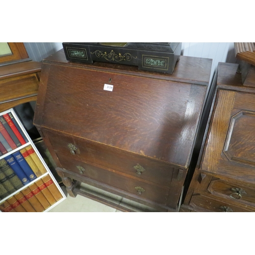 2124 - A 1930's oak bureau