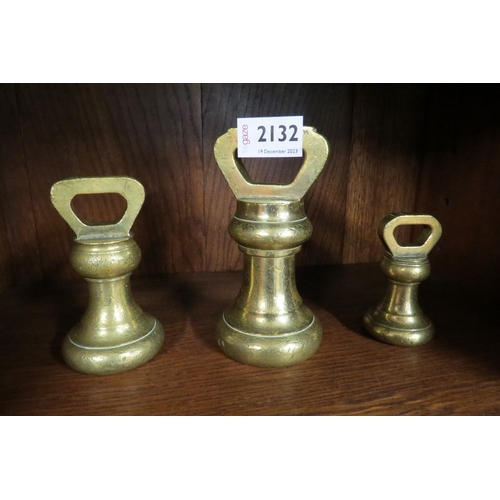 2132 - A set of three Avery brass weights 4lb, 2lb and 1lb