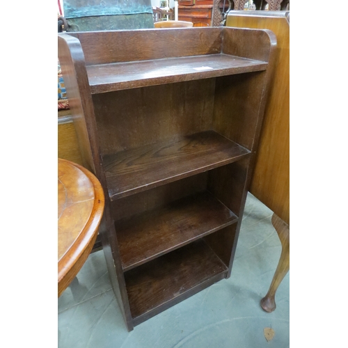 2221 - A small oak bookcase