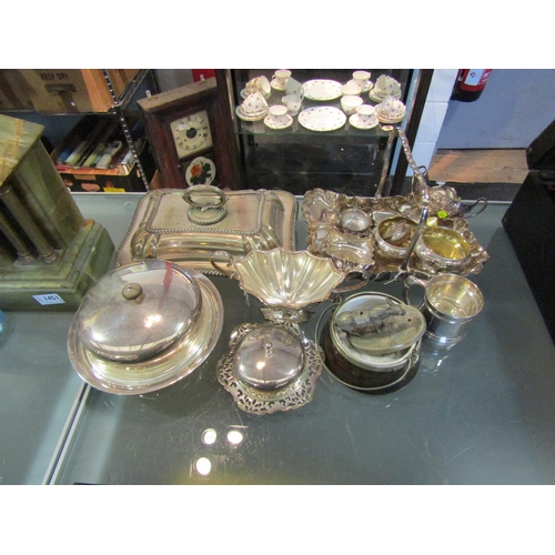 1453 - A miscellaneous collection of plated ware to include entree dish, muffin dish, salts, cake basket et... 