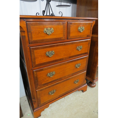 2138 - A reproduction of an early 18th Century walnut chest of drawers, two short over three long graduatin... 