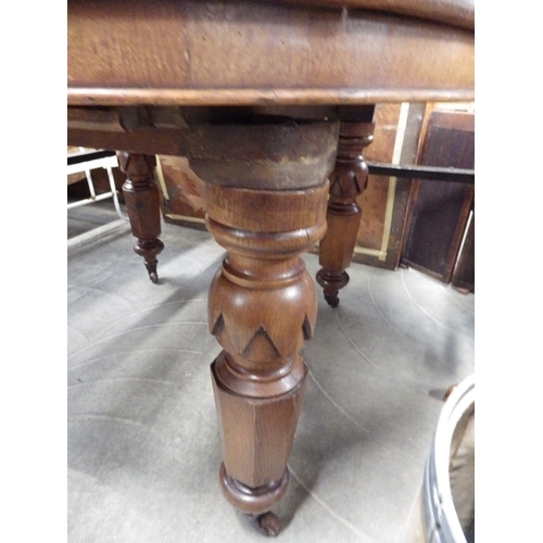 2245 - A Victorian oak extending dining table with screw in legs   (E) £20-30