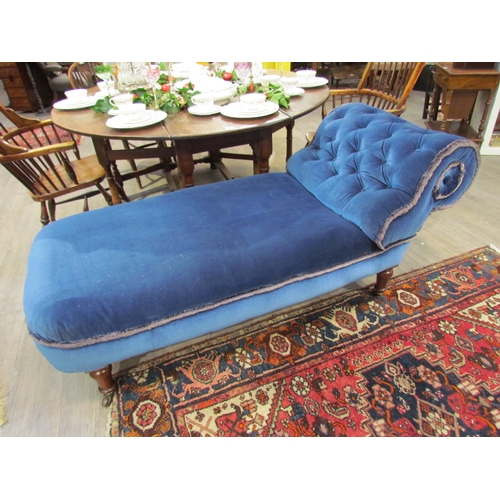 4196 - A Victorian mahogany end of bed chaise, the scrolled button back rest over turned and tapering legs ... 