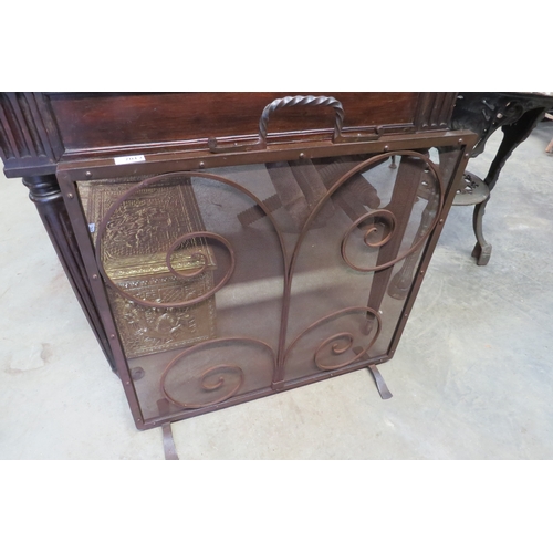 2155 - A wrought iron scroll design fire guard