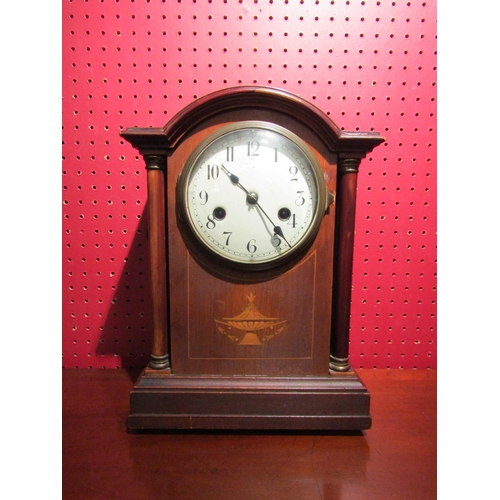 4030 - An Edwardian mantel clock with key and pendulum