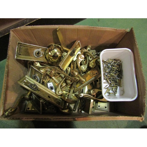 4253 - A box of miscellanous brass door handles and knobs