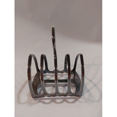 4349 - A silver four slice toast rack, Sheffield 1917 maker Z.Barraclough & Son. Approx. 80g