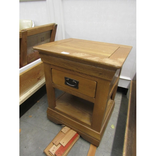 2293 - A modern oak bedside unit