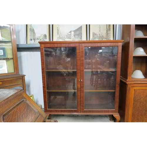 2075 - A Georgian mahogany and glazed two door bookcase on shell cabriole legs     (R) £50