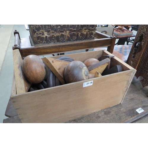 2118 - A box of Oriental pot stands and 4 chest of drawer feet