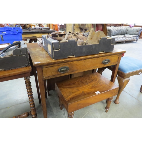 2127 - An Edwardian oak single drawer side table