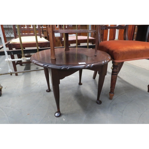 2131 - A circular mahogany coffee table on bun feet     (R) £0