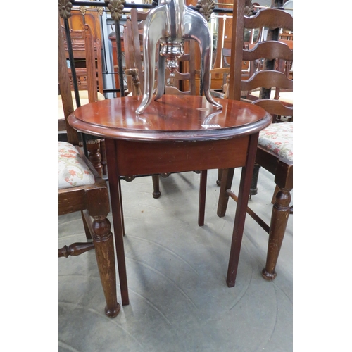 2141 - A circular mahogany coffee table