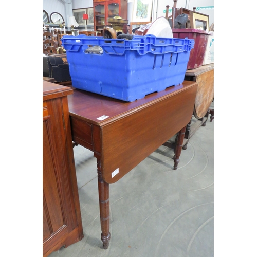 2165 - A Victorian mahogany Pembroke table     (E) £10-15