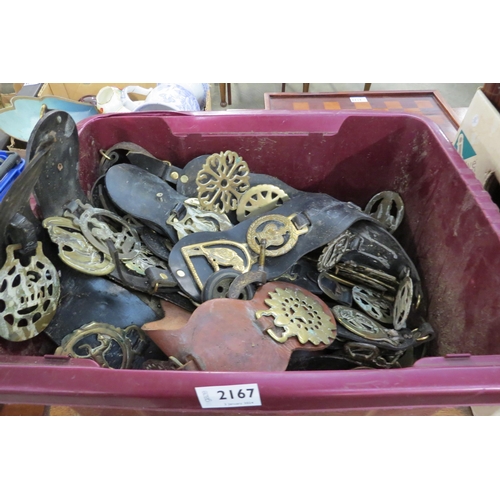 2167 - A box of horse brasses