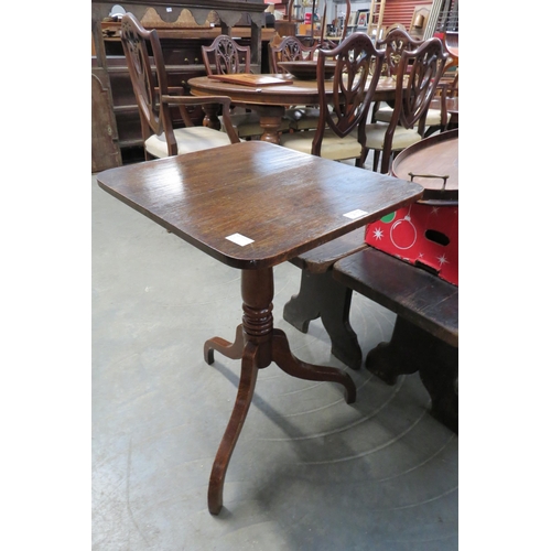 2172 - A 19th Century oak country tripod wine table