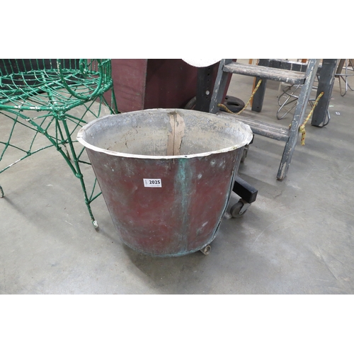 2025 - A weathered copper tub 47cm diameter