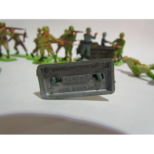 4334 - A tub containing a selection of Britains Ltd soliders and tank figure