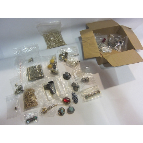 4455 - A quantity of jewellery making kits