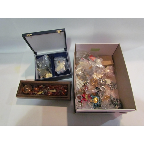 4360 - A quantity of costume jewellery including brooches and necklaces