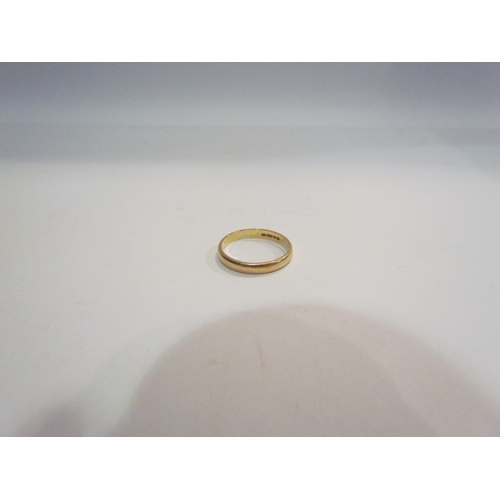 4411 - An 18ct gold wedding band