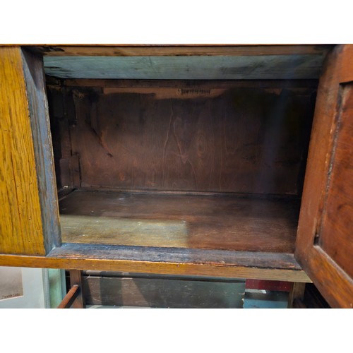 4072 - Circa 1920 an oak marble top washstand with raised back over a single door cupboard and towel rail o... 