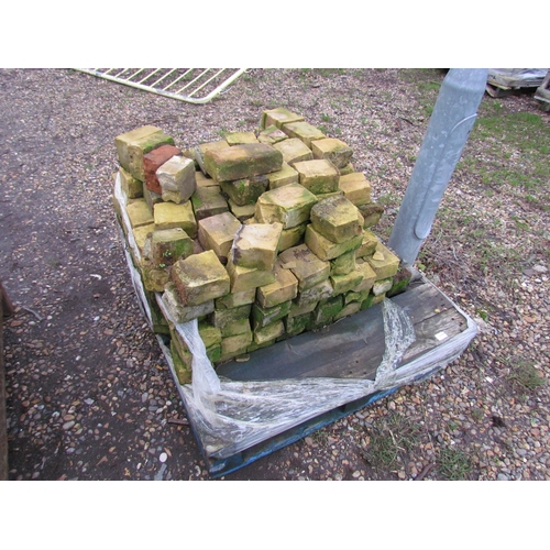 3259 - A pallet of reclaimed bricks