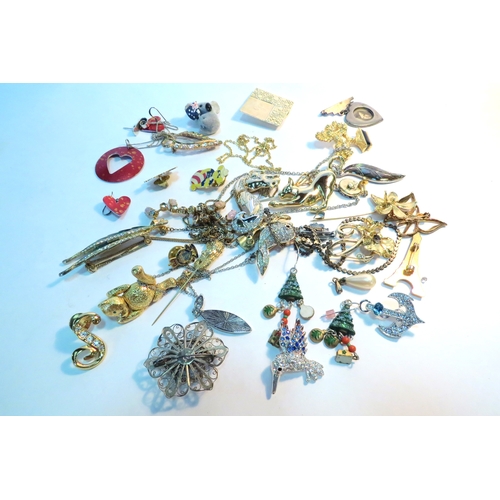 1258 - A bag of costume jewellery including brooches