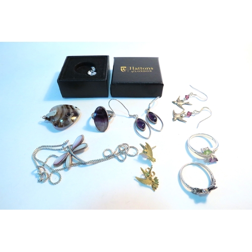 1260 - A bag of assorted bijouterie including Blue John ring, agate heart shaped pendant, earrings etc.