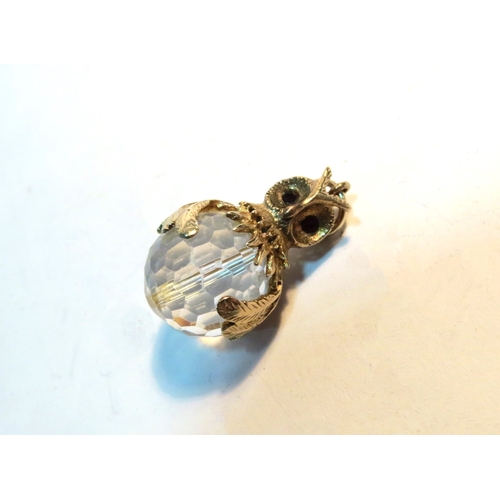 1303 - A crystal glass owl charm, unmarked