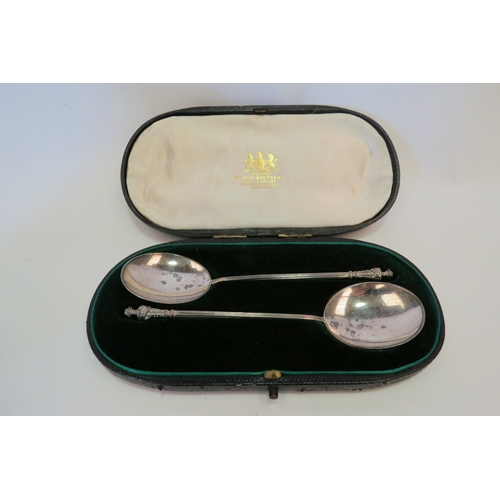 1343 - A cased pair of Mappin Brothers silver serving spoons, Sheffield 1899, 14.5cm long, 60g