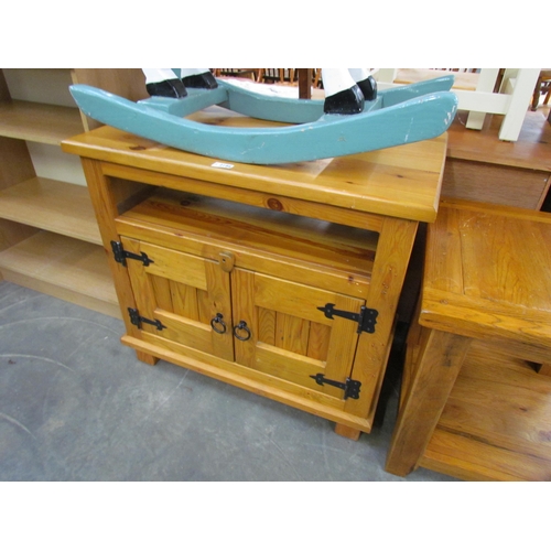 2186 - A pine TV stand           (R) £15