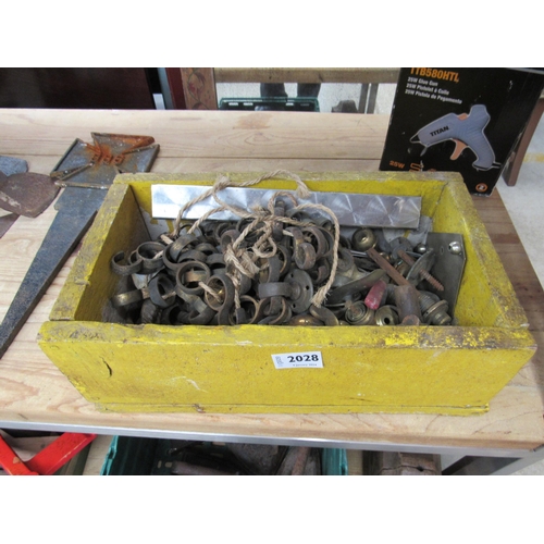 2028 - A box of brass curtain rings           (E) £10-15