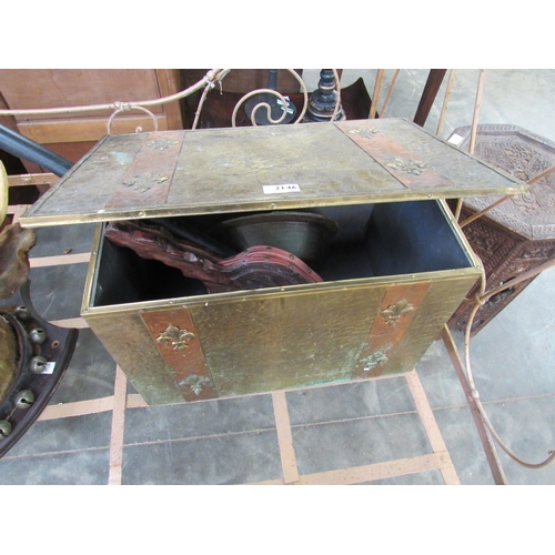 2146 - A copper and brass coal box with a copper bed pan