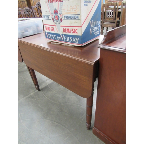 2150 - A Victorian mahogany Pembroke table