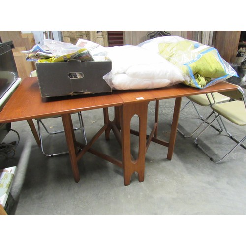 2269 - A teak gateleg table