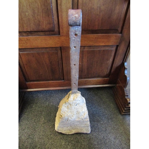 1136 - A rustic cart-shed door stop, 62cm tall