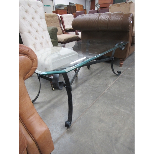 2260 - A wrought iron coffee table with glass top           (R) £0