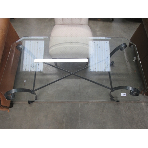 2260 - A wrought iron coffee table with glass top           (R) £0