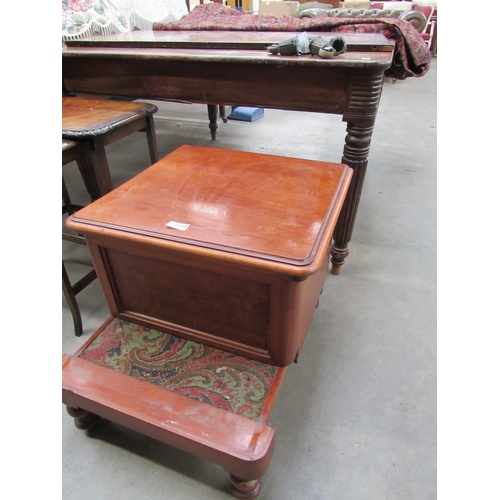 2339 - A Victorian Box Commode Bed Step