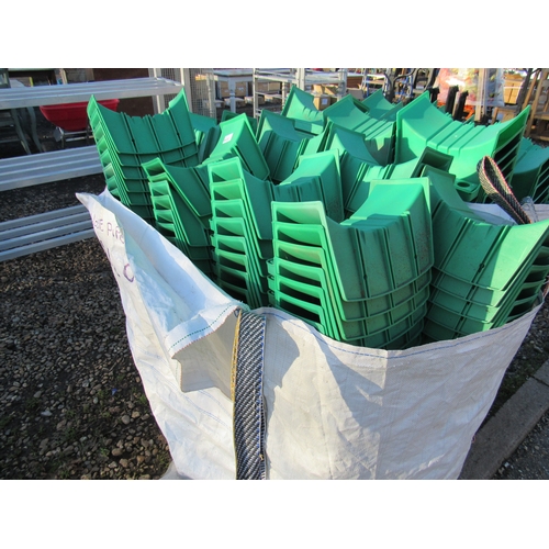 3216 - A large quantity of hose pipe holders     (E) £10-20