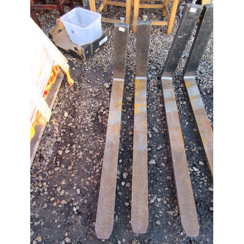 3241 - A pair of forklift tines