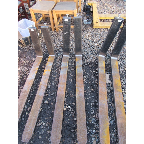 3242 - A pair of forklift tines