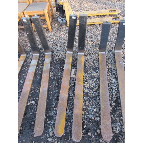 3243 - A pair of forklift tines