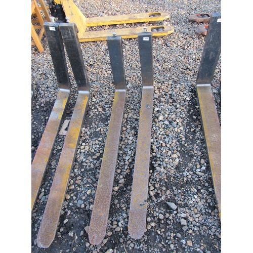 3244 - A pair of forklift tines