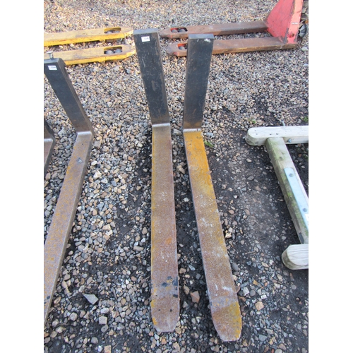 3245 - A pair of forklift tines