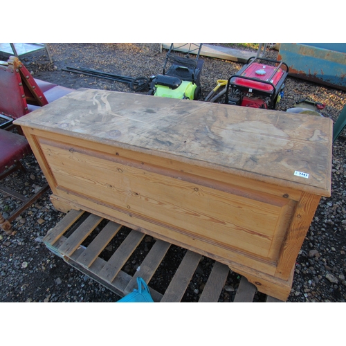 3261 - A pine chest