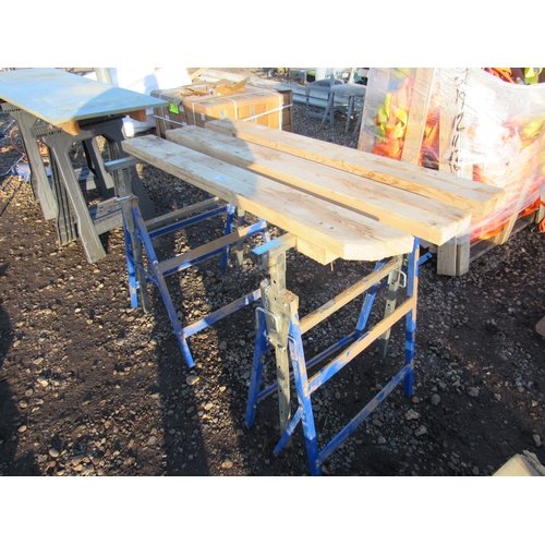 3268 - A pair of metal trestles