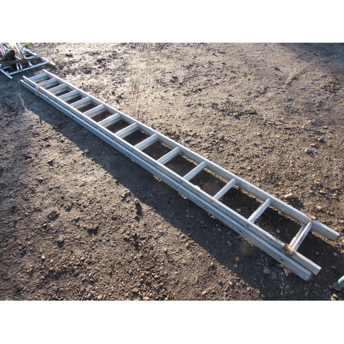 3346 - An aluminium double extension ladder