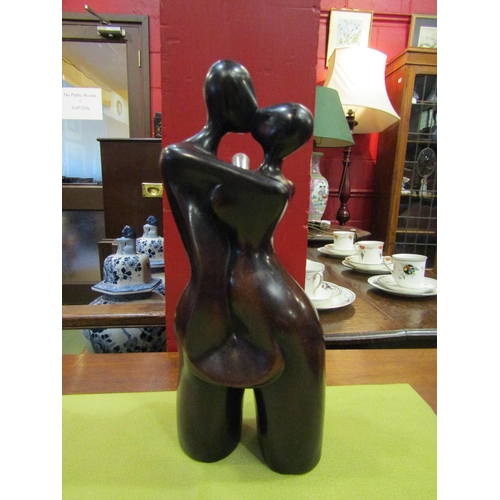 4099 - A heavy modernistic figure of an embracing couple, 28cm tall   (R) £20